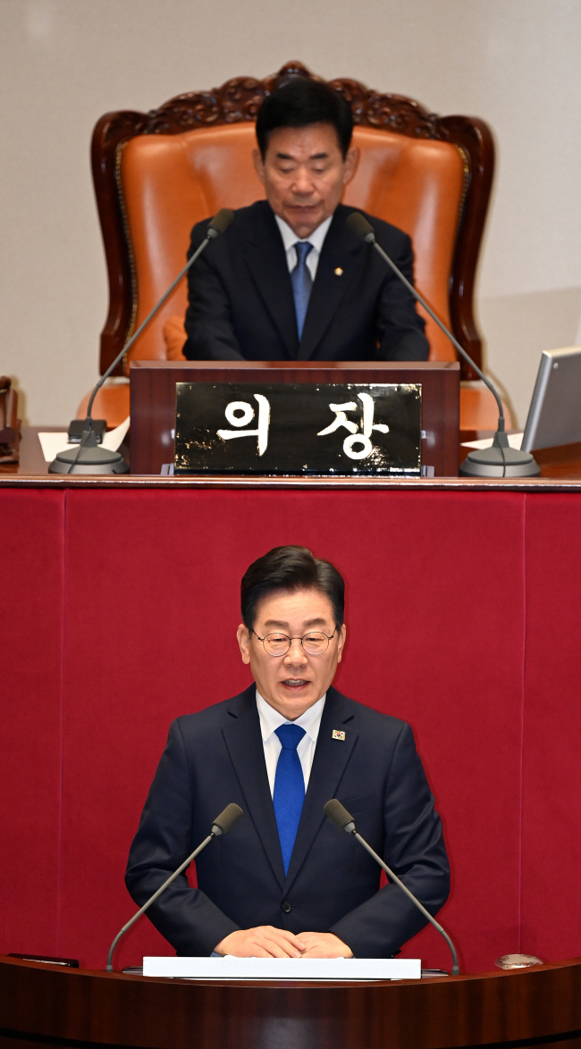이재명(아래) 더불어민주당 대표가 19일 오전 국회 교섭단체 대표연설에서 일본 후쿠시마 오염처리수 방류 문제에 대해 “일본 정부를 대신하듯 안전성만 강변하지 말고, 주권국가답게 방류를 막기 위한 실질행동에 나서야 한다”고 정부를 비판하고 있다. 곽성호 기자
