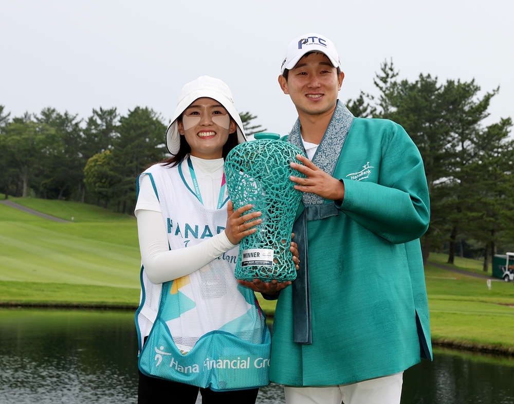 캐디를 맡은 아내 김유정씨와 양지호[KPGA 제공. 재판매 및 DB 금지]