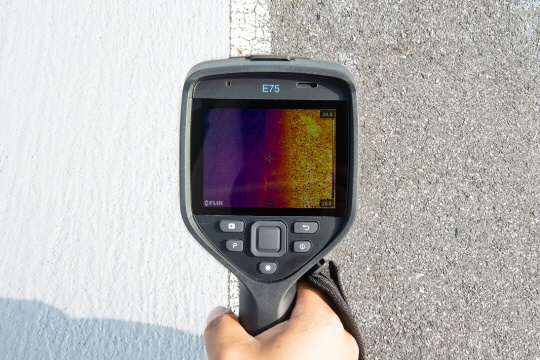 바닥·도로용 차열페인트인 바이로드 쿨을 바른 왼쪽은 온도가 29.8도인 반면, 바르지 않은 오른쪽은 34.8도를 나타내고 있다. 삼화페인트 제공