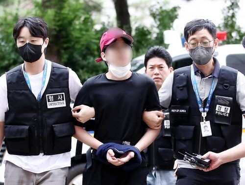 비행 중 여객기를 강제로 열려던 10대 남성이 20일 영장실질심사를 받기 위해 인천지방법원으로 들어가고 있다. 연합뉴스