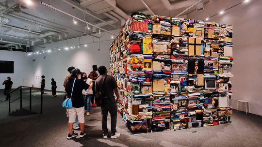 필리핀 출신으로 호주로 이주해 활동하는 부부 작가 알프레도&이자벨 아퀼리잔의 ‘주소’는 이민자들의 애옥살림을 표현한 설치작품이다. 포도뮤지엄 제공.