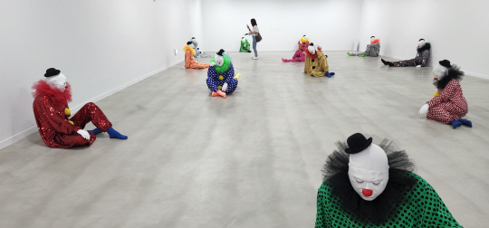 제주 포도뮤지엄에 전시된 우고 론디노네의 설치작 ‘고독한 단어들’. 광대들의 다양한 모습을 통해 우리 자신을 돌아보게 하는 작품이다. 장재선 선임기자.