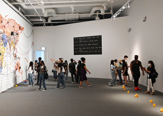 포도뮤지엄이 자체 제작한 테마 공간. 공항 안내판을 연상시키는 설치 작품 ‘디파처보드’는 세계 각지에서 삶의 터전을 떠나야 했던 사람들의 증언을 시각화했다.