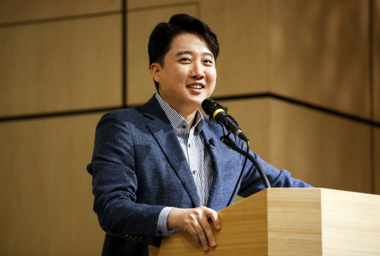 이준석 전 국민의힘 대표가 지난 5월 26일 서울 성북구 국민대에서 ‘논쟁 사회를 위한 고민’ 이라는 주제로 특강을 하고 있다. 뉴시스