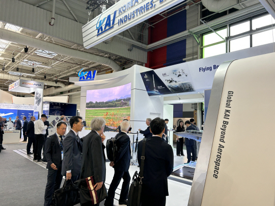 4년 만에 열린 파리에어쇼에서 관람객들이  한국항공우주산업(KAI) 부스를 구경하고 있다. KAI 제공