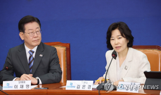 김은경(오른쪽) 더불어민주당 혁신위원장이 20일 오전 국회에서 열린 당 혁신기구 1차 회의에 참석해 발언하고 있다. 연합뉴스