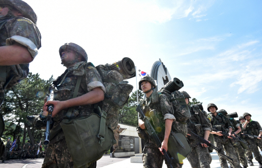 사관생도들이 행군 훈련을 하고 있는 모습. 뉴시스·자료사진