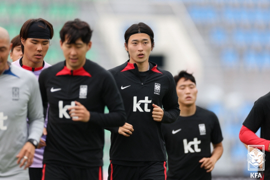 조규성(가운데). 대한축구협회 제공