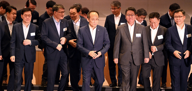 추경호(사진 가운데) 부총리 겸 기획재정부 장관이 20일 오전 서울 영등포구 전국경제인연합회 컨퍼런스센터에서 열린 기업인 간담회에서 기념촬영을 마치고 자리로 돌아가고 있다.  박윤슬 기자