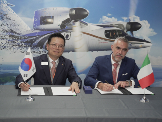 지난 19일(현지시간) HOA를 체결 중인 왼쪽 어성철 한화시스템 대표이사, 오른쪽 루카 피콜로(Luca Picollo) 레오나르도 항공사업부문 부사장. 한화시스템 제공