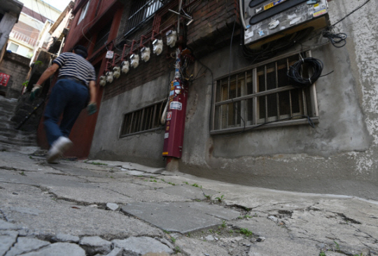 올해 역시 기록적인 집중호우가 예상되며 장마철 물 폭탄 공포가 수도권 일대를 엄습하고 있는 가운데 반지하 악몽이 재연될 것이라는 우려가 나온다. 사진은 지난 5월23일 오전 서울 용산구 후암동 반지하 주택. 윤성호 기자