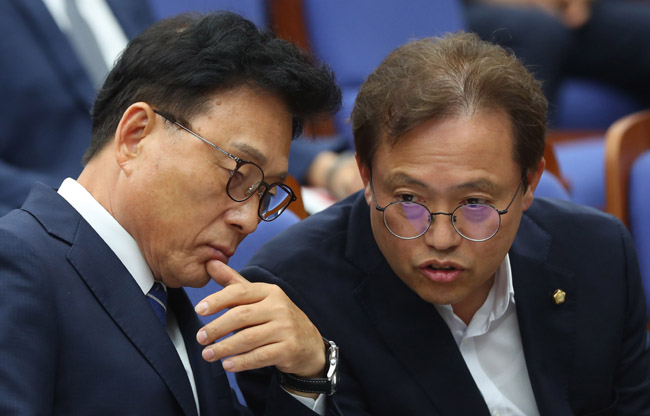 박광온(왼쪽) 더불어민주당 원내대표가 21일 오전 국회에서 열린 정책 의원총회에서 송기헌 원내수석부대표와 대화하고 있다. 뉴시스