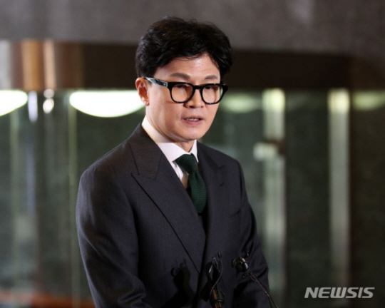 한동훈 법무부 장관이 21일 오후 서울 여의도 국회에서 제407회국회(임시회) 제6차 본회의에 앞서 취재진의 질문에 답하고 있다. 뉴시스