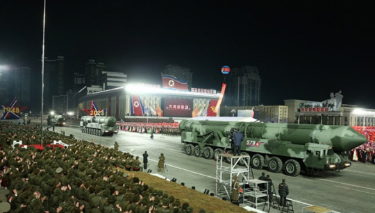 북한이 지난 8일 인민군 창건일(건군절) 75주년을 맞아 평양 김일성광장에서 열린 열병식에 고체연료 대륙간탄도미사일(ICBM)로 추정되는 신무기가 등장했다. 조선중앙통신·연합뉴스