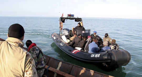 튀니지 해안경비대에 의해 멈춰선 난민선. AP·연합뉴스 자료사진