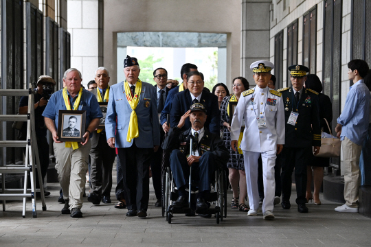 6·25 한국전쟁 발발 73주년을 나흘 앞두고 미국 참전 용사와 전사자·실종자 유가족이 서울 용산구 전쟁기념관을 찾아 희생자들의 넋을 기리고 있다. 문호남 기자