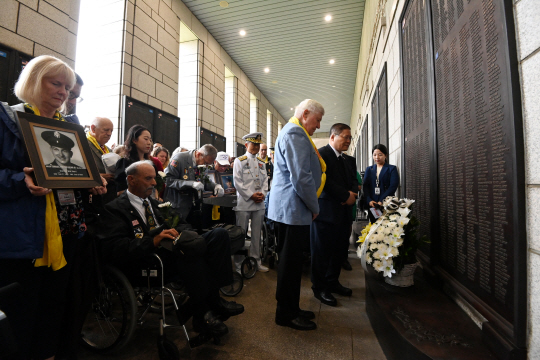 미국 참전 용사와 전사자·실종자 유가족이 서울 용산구 전쟁기념관을 찾아 묵념하고 있다. 문호남 기자