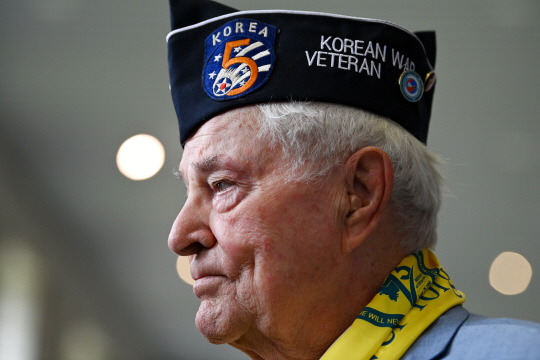 묵념을 마친 폴 헨리 커닝햄 전 미국 한국전참전용사회 회장의 눈에 눈물이 맺혀 있다. 문호남 기자