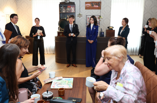 김건희 여사가 20일(현지시간) 파리 주프랑스 한국문화원 내에 마련된 ‘밀다원’에서 외신기자들에게 믹스커피를 소개하면서 2030 부산엑스포 유치 홍보를 하고 있다.   뉴시스