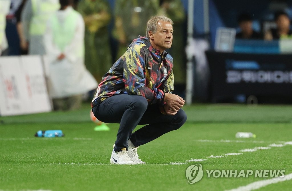 (대전=연합뉴스) 20일 대전월드컵경기장에서 열린 축구 국가대표팀 평가전 한국과 엘살바도르의 경기.클린스만 감독이 작전 지시를 하고 있다. 2023.6.20