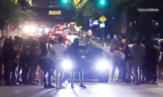 미국 시카고 도로에 난입, 차량 통행을 막은 흑인 청소년 무리. 시카고 WGN 방송 화면 캡처