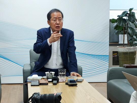 홍준표 대구시장이 지난 19일 오후 대구시청 기자실에서 대구퀴어문화축제 관련 입장을 밝히고 있다. 대구=박천학 기자