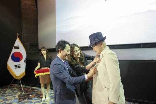 박민식 국가보훈부 장관이 23일 오후 대전 서구 괴정동 롯데시네마에서 열린 창공의 호국영웅, 제복입혀드리기 행사에 참석해 6·25전쟁 출격 조종사인 최순선옹에게 제복을 직접 입혀드리고 있다. 국가보훈부 제공