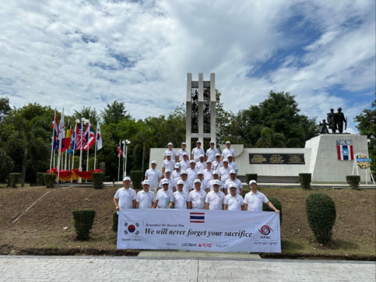 대한민국 군가합창단이 22일 태국 촌부리 소재 6·25전쟁 태국군 용사 참전비를 참배한 뒤 기념촬영하고 있다. 대한민국 군가합창단 제공