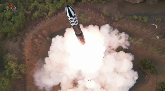북한이 지난 4월 14일 공개한 대륙간탄도미사일(ICBM) ‘화성-18’의 전날 시험발사 장면. 조선중앙TV 연합뉴스