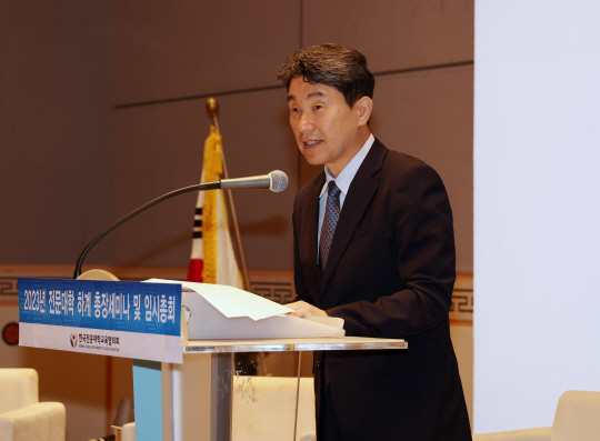 이주호 사회부총리 겸 교육부 장관이 22일 제주 서귀포시 신라호텔에서 열린 한국전문대학교육협의회 하계 총장 세미나에서 축사하고 있다. 연합뉴스