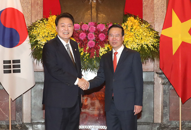 베트남을 국빈 방문한 윤석열 대통령이 23일(현지시간) 하노이 베트남 주석궁 대정원에서 열린 공식환영식을 마친 뒤 보 반 트엉 베트남 국가주석과 기념촬영하고 있다. 뉴시스