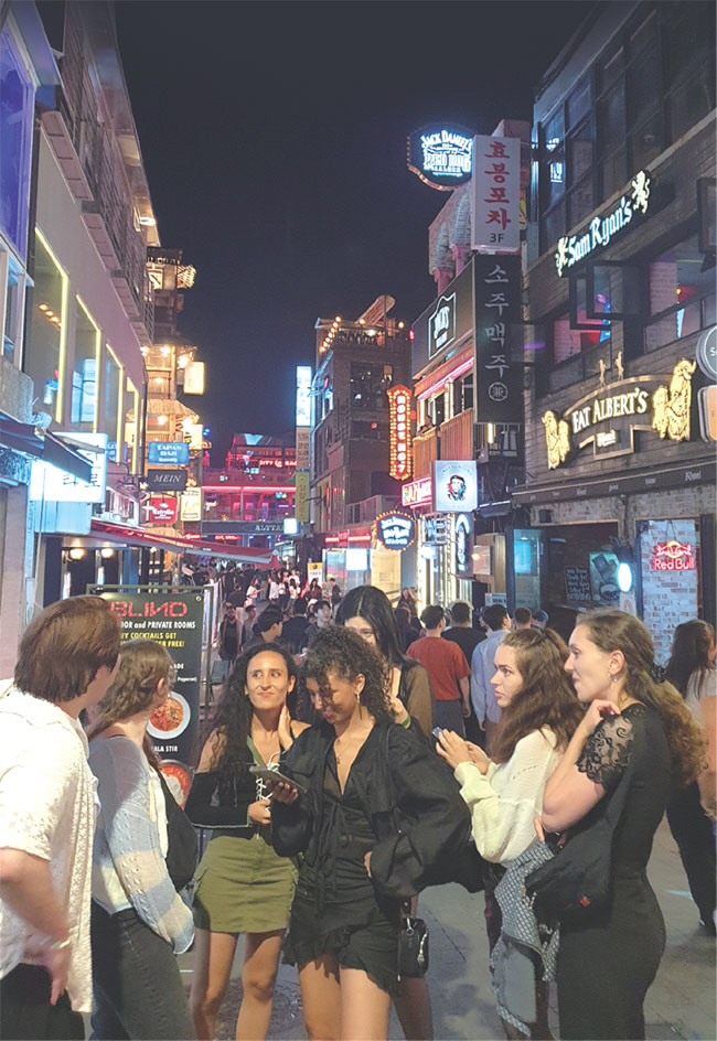 지난 16일 오후 11시 서울 용산구 이태원 해밀턴 호텔 뒤편에 있는 세계음식문화거리가 외국인 관광객과 손님들로 붐비고 있다. 서울시에 따르면 이태원1동의 지난달 유동인구(KT 통신사 기준)는 이태원 참사 전인 지난해 10월 4주차 대비 75.6% 수준으로 회복했다. 김호준 기자
