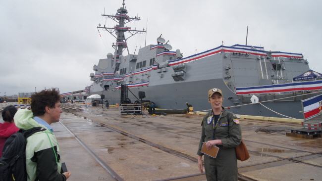 22일 미국 메릴랜드주 볼티모어항 5번 부두에서 미 해군 관계자가 오는 24일 취역을 앞둔 미군의 최신 함정인 알레이버크급 플라이 ⅡA 유도미사일 구축함 ‘USS 칼 M. 레빈’함에 대해 설명하고 있다.