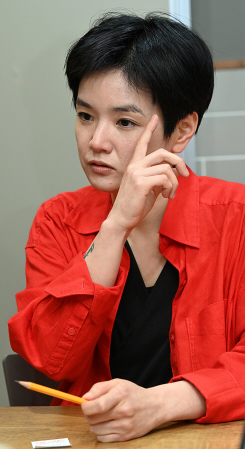 김멜라 작가가 문화일보와 인터뷰를 하고 있다. 곽성호 기자