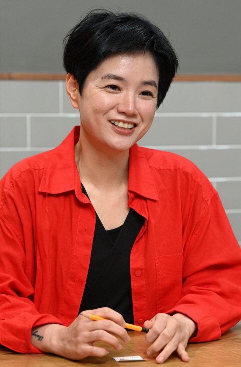 최근 첫 장편소설 ‘없는 층의 하이쎈스’를 낸 김멜라 작가. 곽성호 기자