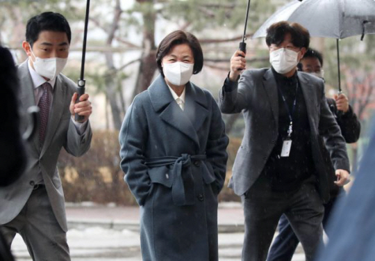 2021년 1월 정부과천청사에서 열린 고위공직자범죄수사처 현판식에 참석하기 위해 추미애 당시 법무부 장관이 걸어가고 있다. 연합뉴스