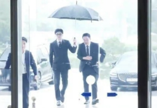 21일 오후 한동훈(왼쪽) 법무무 장관이 본회의 참석차 서울 여의도 국회로 들어서고 있다. 시사포커스TV 캡처