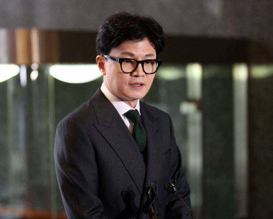 한동훈 법무부 장관이 21일 오후 서울 여의도 국회에서 취재진 질문에 답변하고 있다. 뉴시스