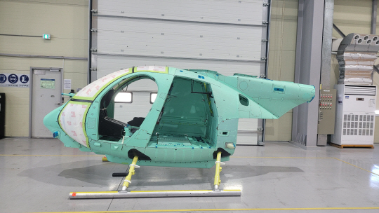 대한항공이 미국 보잉사의 방산 및 우주부문(Boeing defense, Space&Security)으로부터 수주받은 AH-6 헬기 동체. 출처:대한항공