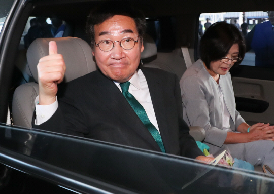 이낙연 전 더불어민주당 대표가 1년간의 미국 유학 생활을 마치고 지난 24일 인천국제공항을 통해 입국해 차량에 탑승, 엄지를 치켜세우고 있다. 뉴시스