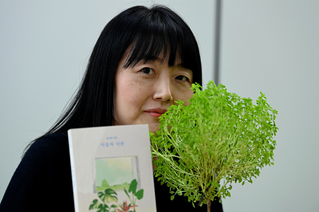 김금희 작가가 지난 14일 문화일보사에서 산문집 ‘식물적 낙관’을 들고 포즈를 취했다. 문호남 기자