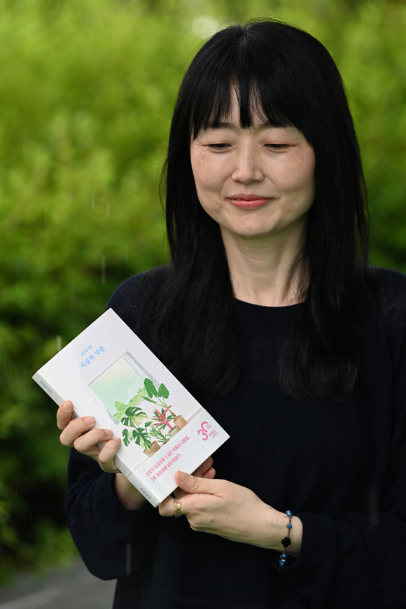 김금희 작가가 지난 14일 문화일보사에서 산문집 ‘식물적 낙관’을 들고 포즈를 취했다. 문호남 기자