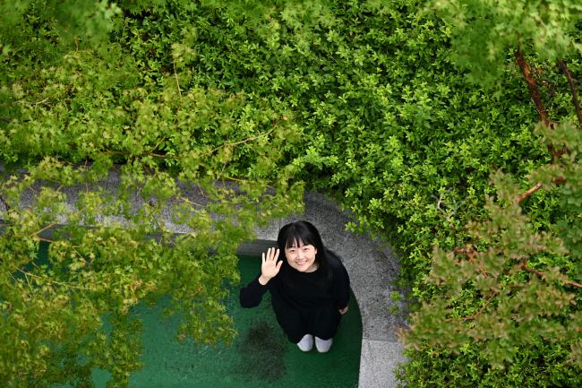 김금희 작가는 최선을 다해 ‘사는 것’만을 택하는 식물의 상태에서 자기 비난이나 해함 없는 마음의 형태를 배운다고 말했다. 지난 14일 서울 중구 문화일보사에서 만난 김 작가가 활짝 웃으며 인사하고 있다.  문호남 기자