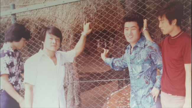 1977년 어린이대공원에서 친구 K(오른쪽 첫 번째)와 필자(오른쪽 두 번째). 필자 제공