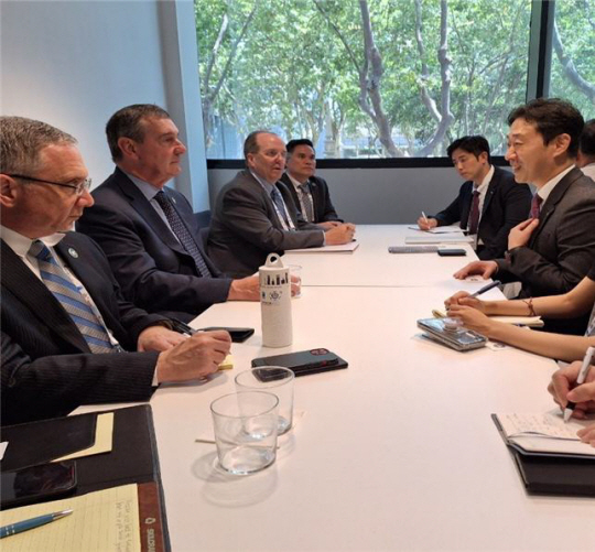 27일(현지시간) 스페인 바르셀로나에서 열린 제33차 국제공항협회(ACI) 세계 및 유럽총회에서 윤형중(오른쪽 첫 번째) 한국공항공사 사장이 데이비드 페코스케(왼쪽 두 번째) 미국 교통안전청(TSA) 청장과 항공보안 강화를 위한 협력 방안을 논의하고 있다. 한국공항공사 제공