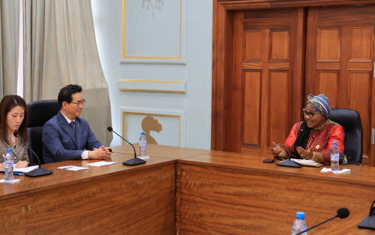 27일(현지시간) 정황근 농림축산식품부 장관이 기니의 마이무나 욤부노 국회부의장과 ‘K-라이스벨트’ 사업과 농업협력에 대해 논의하고 있다.(농식품부 제공)