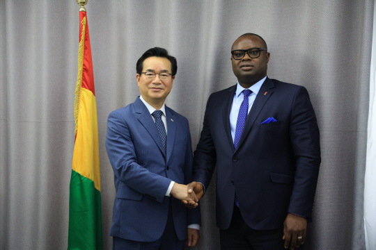 27일(현지시간) 정황근 농림축산식품부 장관이 아프리카 기니에서 베르나르 구무 국무총리와 ‘K-라이스벨트’ 사업을 논의한 후 기념촬영을 하고 있다.(농식품부 제공)