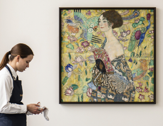 지난 14일(현지시간) 영국 경매사 소더비가 공개한 구스타프 클림트의 마지막 초상화 ‘부채를 든 여인’의 사진. 27일 런던에서 열린 경매에서 이 작품은 유럽 예술작품 경매 사상 최고가인 8530만 파운드(약 1413억 원)에 낙찰됐다. AP·뉴시스