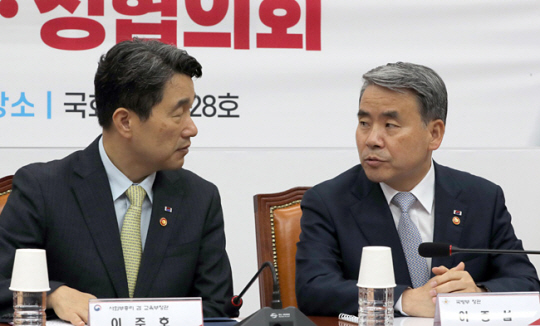 이주호 부총리 겸 교육부장관과 이종섭 국방부장관이 28일 오전 서울 여의도 국회에서 열린 예비군 훈련 참여 학생에 대한 학습권 보호 관련 당정협의회의에 참석해 대화하고 있다.  뉴시스