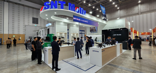 28∼30일 대전컨벤션센터에서 열리고 있는 ‘2023 방위산업 부품장비대전’ SNT모티브 부스. 국산 K시리즈 풀라인업(Full Line-up) 소구경 화기들을 전시 중이다. SNT모티브 제공